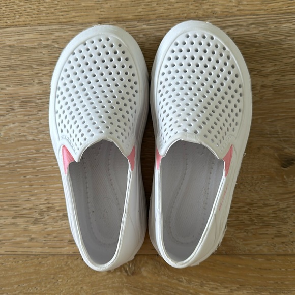 ***LIKE NEW*** toddler size 9 white rubber shoes - Picture 1 of 3